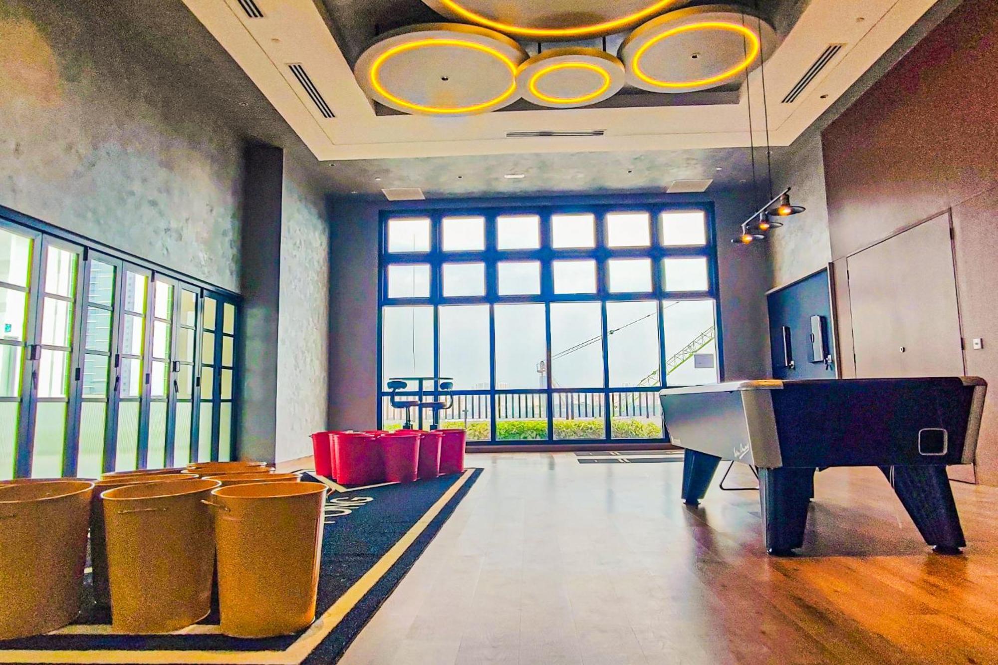 Luxury Pool At M-luna By Hck