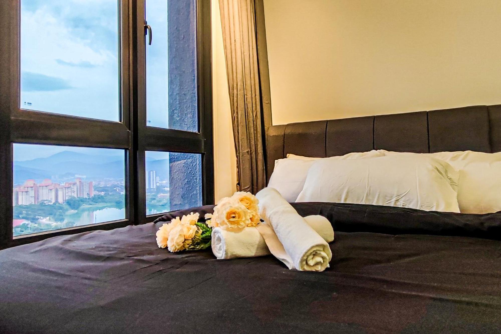 Luxury Pool At M-luna By Hck Pangsapuri