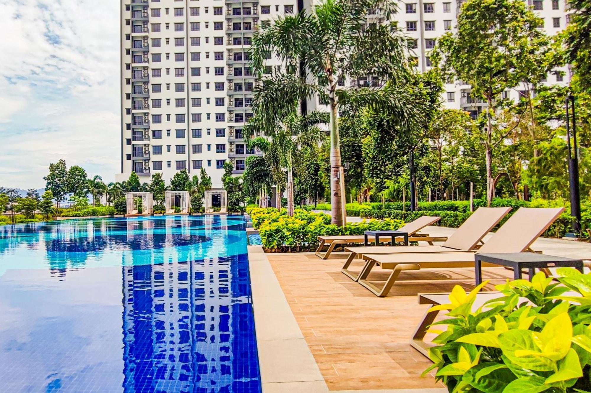 Luxury Pool At M-luna By Hck
